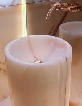 Per un prestigioso immobile romano, Damiani Marmi ha realizzato un elegante bagno in marmo onice bianco "extra white"; il lavabo è stato scolpito in unico blocco ed è un elemento retroilluminato.
[wp-svg-icons icon="search-2" wrap="h1"]