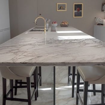 "Calacatta oro" marble is the material chosen for the top and floor of this bright kitchen.
[wp-svg-icons icon="search-2" wrap="h1"]