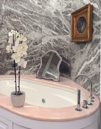 Bagno padronale: realizzati i piani e le rifiniture con marmi a contrasto cromatico.
[wp-svg-icons icon="search-2" wrap="h1"]