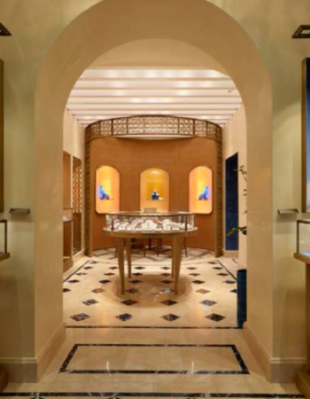 Capri: floor in blue sodalite and pitched travertine.
Courtesy of Bulgari
[wp-svg-icons icon="search-2" wrap="h1"]