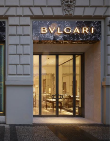 Praga: portale in nero Grand Antique.
Courtesy of Bulgari
[wp-svg-icons icon="search-2" wrap="h1"]